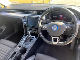 2016 Volkswagen Passat - Thumbnail